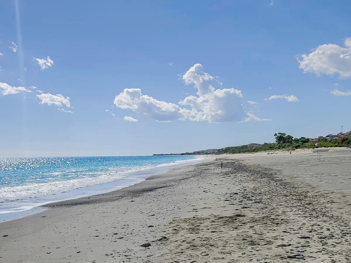 Strand und glitzerndes Ionisches Meer bei Santa Caterina dello Ionio in Kalabrien